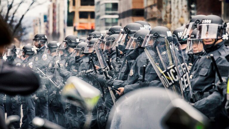 The U.S. Park Police had kettling (cordoning off) a group of marchers up against a building (1201 L Street NW). January 20, 2017. Photo Credit: Moblius in Mobili